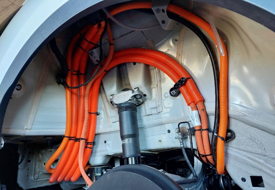 Angepasste HV-Verkabelung zwischen Fahrzeug-Ladedose, Batterie und iBox Angepasste_HV-Verkabelung_zwischen_Fahrzeug-Ladedose_Batterie_und_iBox