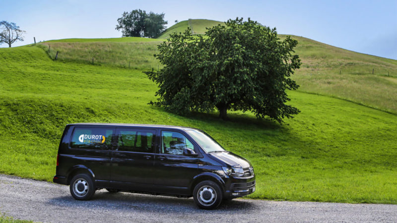 Der elektrische VW Bus T6 auf einer Naturstrasse in den Bergen