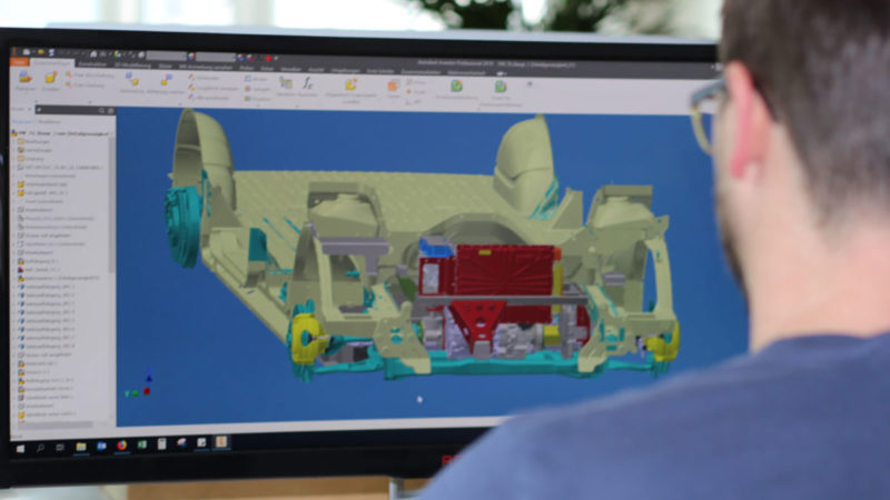 Ein Entwickler bei seiner Arbeit am elektrischen VW Bus T6