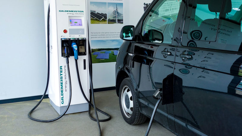 Elektrischer Allrad VW Bus T6 an der Ladestation