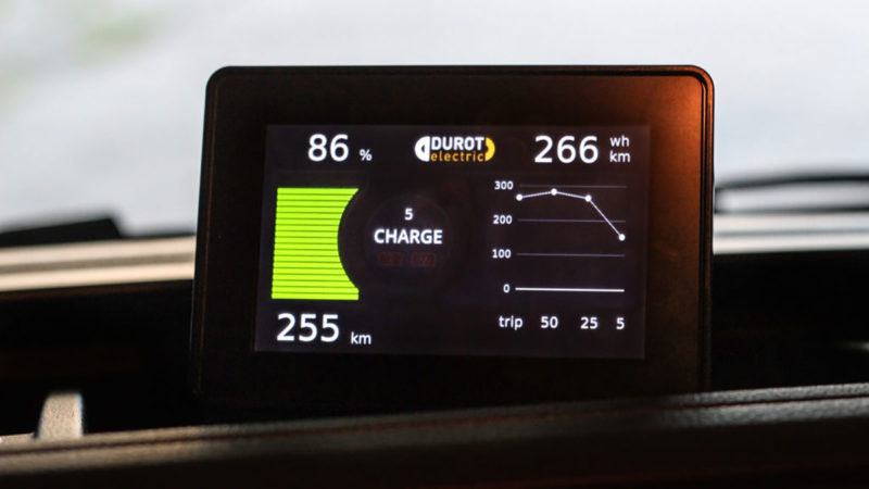 Das Fahrzeugdisplay des elektrischen VW Bus T6