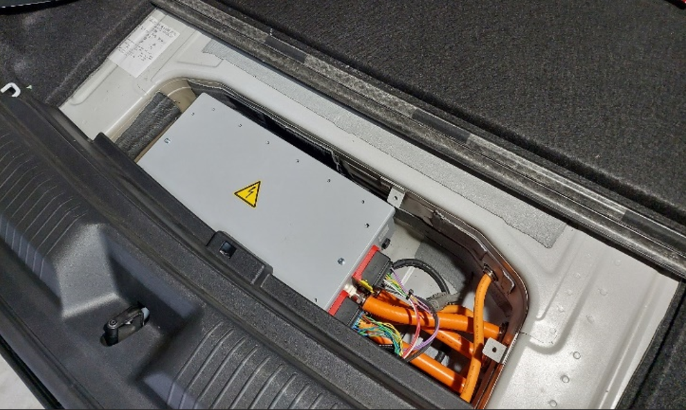 Nachrüstbox in der Kofferraum-Mulde des VW ID.4 Nachrüstbox in der Kofferraum-Mulde des VW ID.4