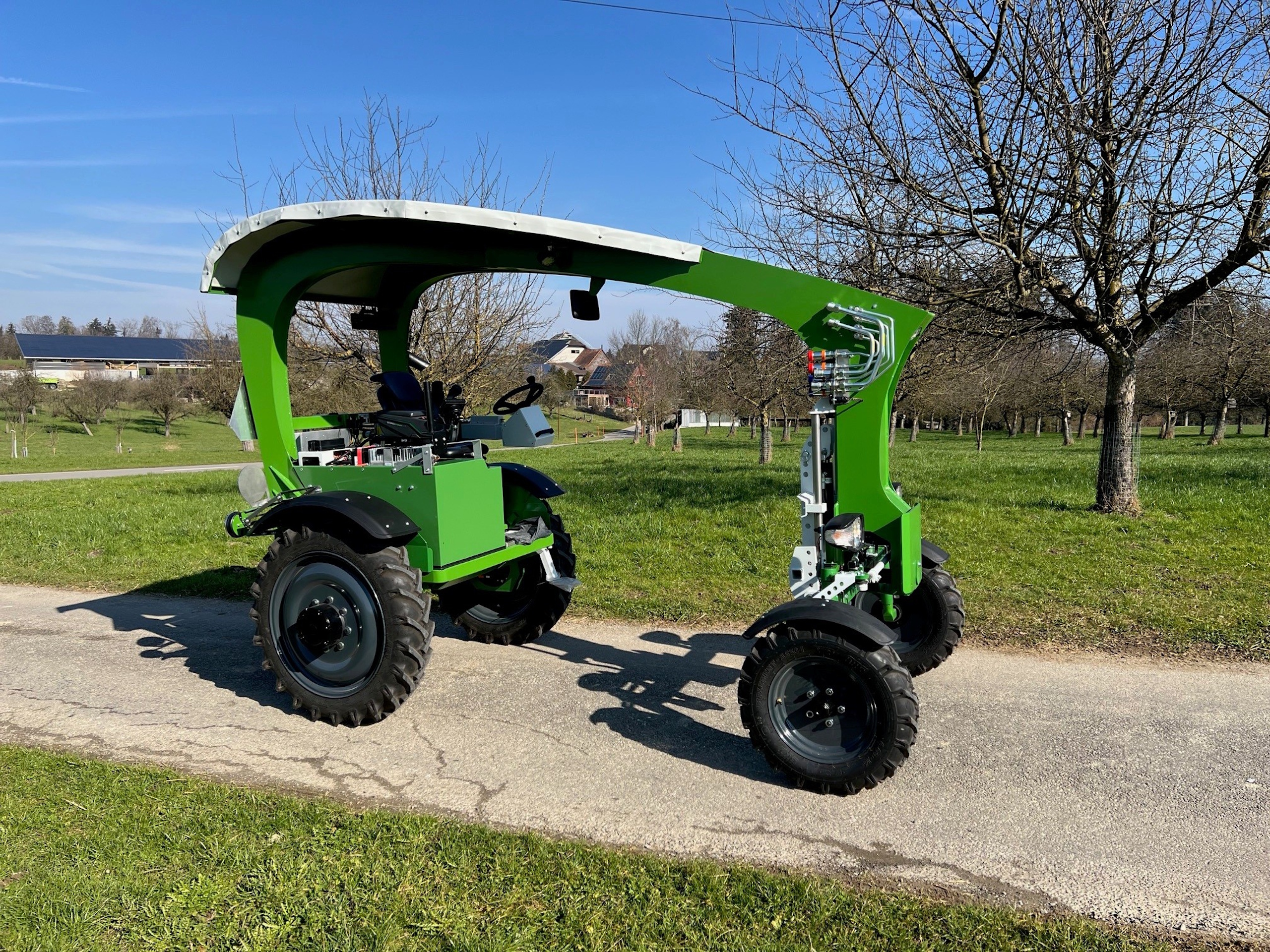 Storch2 Elektrotraktor Seitansicht Storch2 elektrischer Traktor für die Landwirschaft im Gemüsebau
