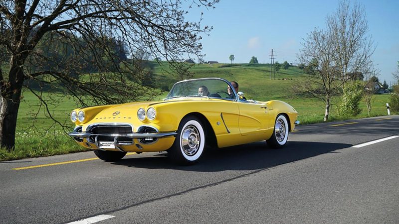 E Corvette Dinora Manufaktur Marton In Fahrt Die gelbe e-Corvette Dinora fährt auf einer Landstrasse