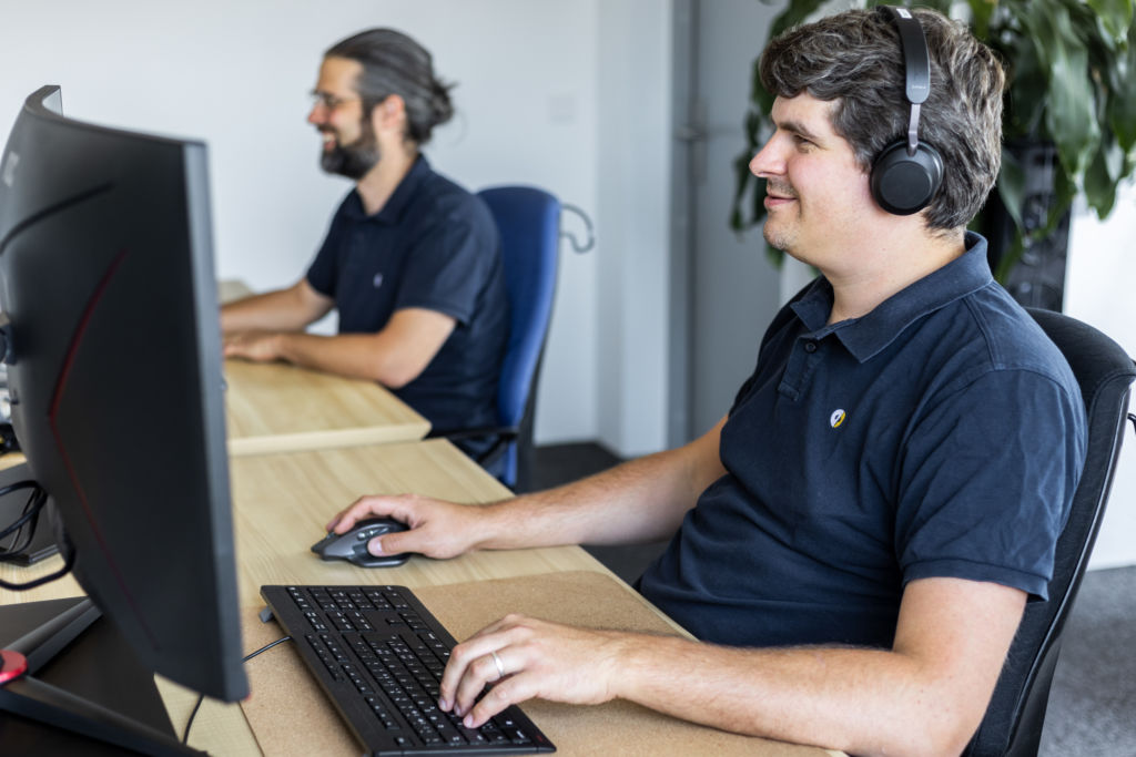 Shooting Durot Electric Softwareentwickler für Elektrofahrzeuge bei der Arbeit
